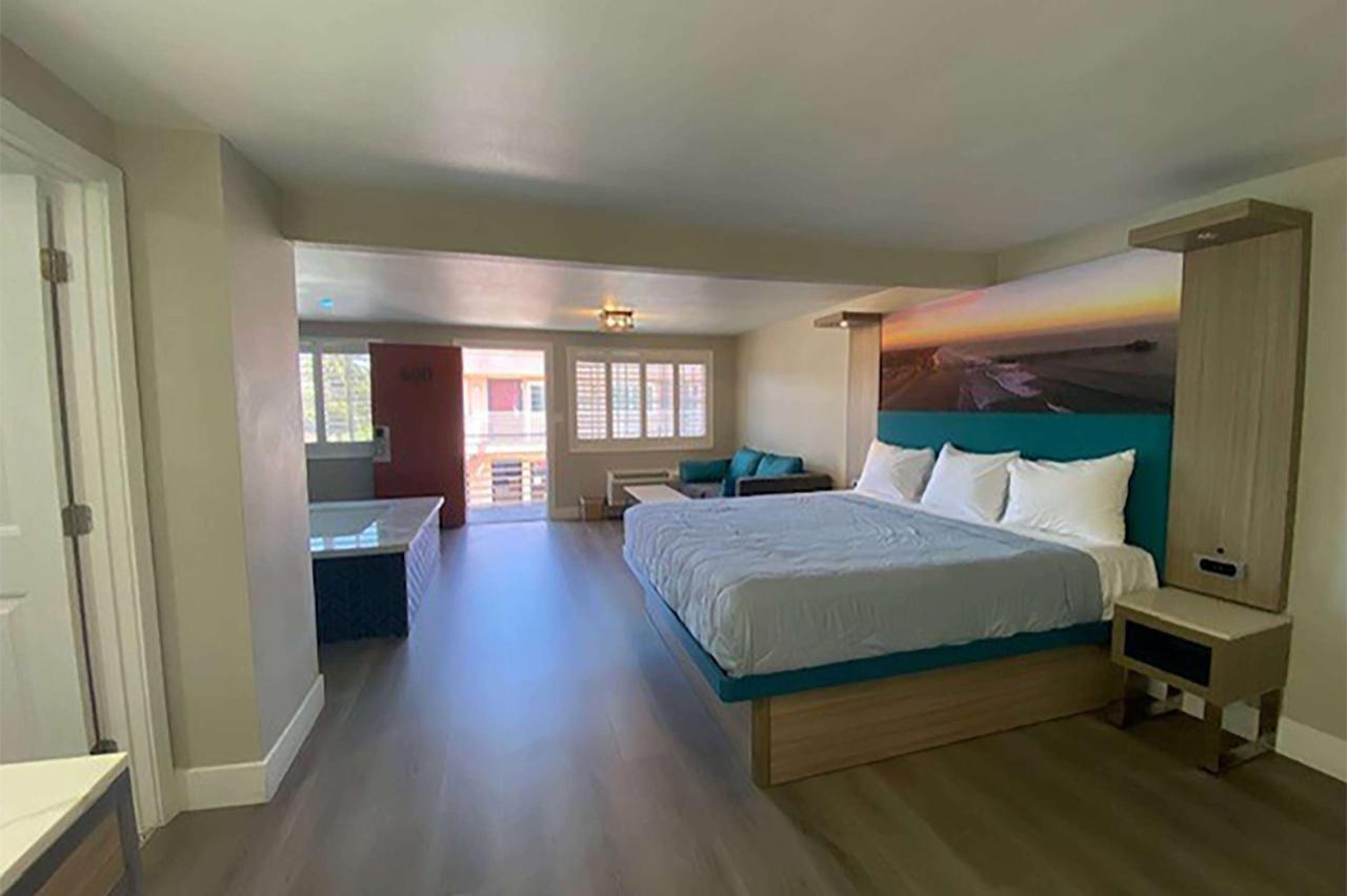 Super 8 By Wyndham Oceanside Downtown Hotel Екстериор снимка