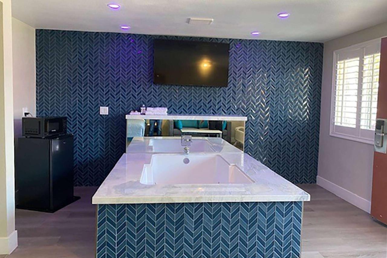 Super 8 By Wyndham Oceanside Downtown Hotel Екстериор снимка