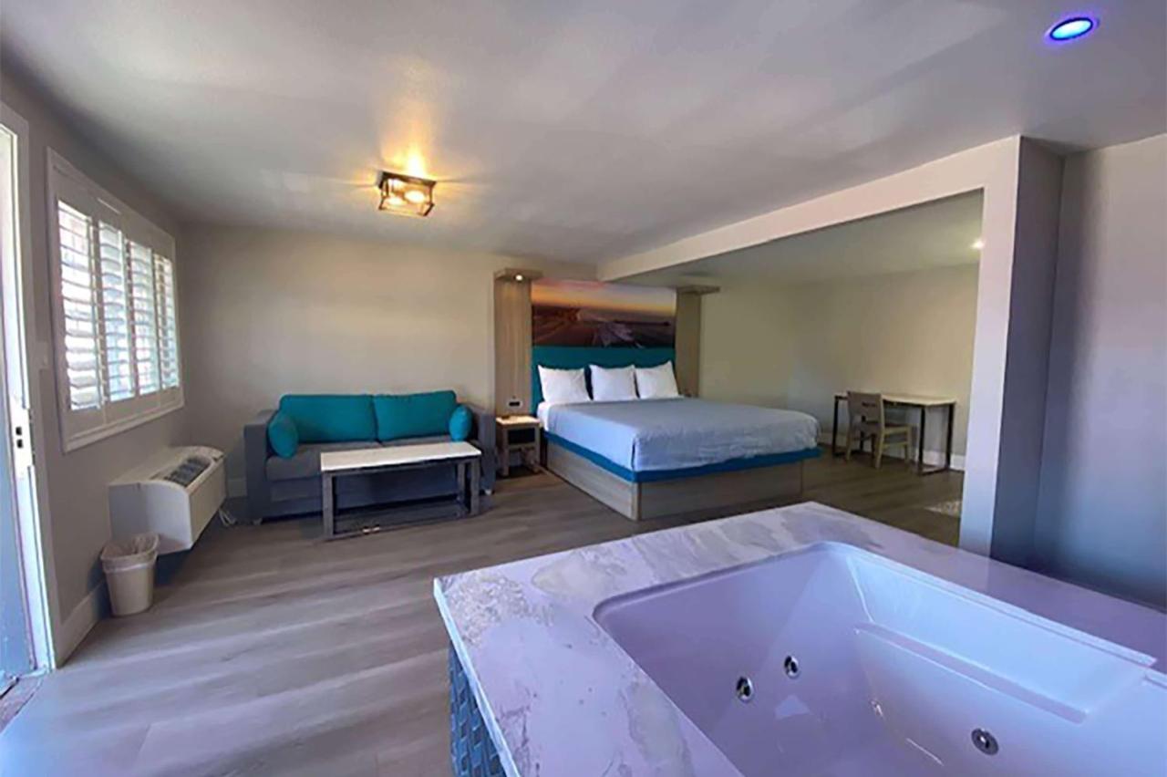 Super 8 By Wyndham Oceanside Downtown Hotel Екстериор снимка