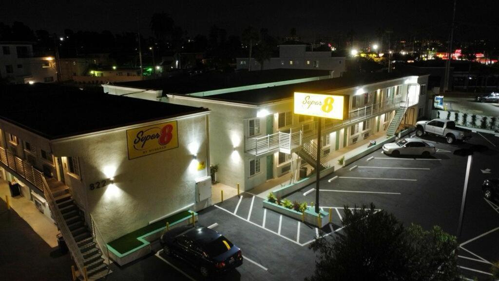 Super 8 By Wyndham Oceanside Downtown Hotel Екстериор снимка