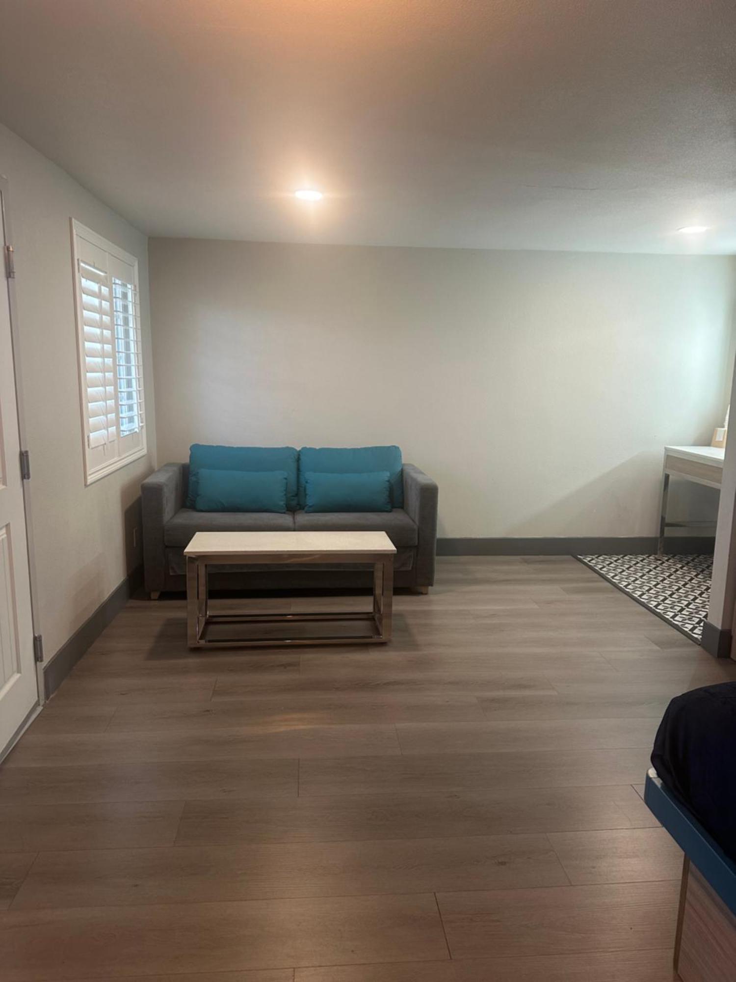 Super 8 By Wyndham Oceanside Downtown Hotel Екстериор снимка