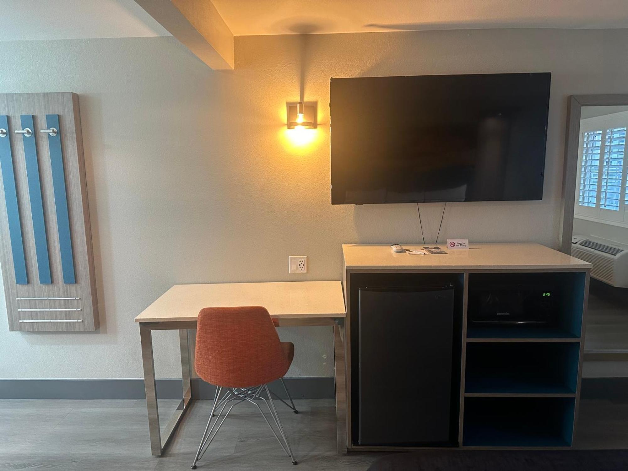 Super 8 By Wyndham Oceanside Downtown Hotel Екстериор снимка