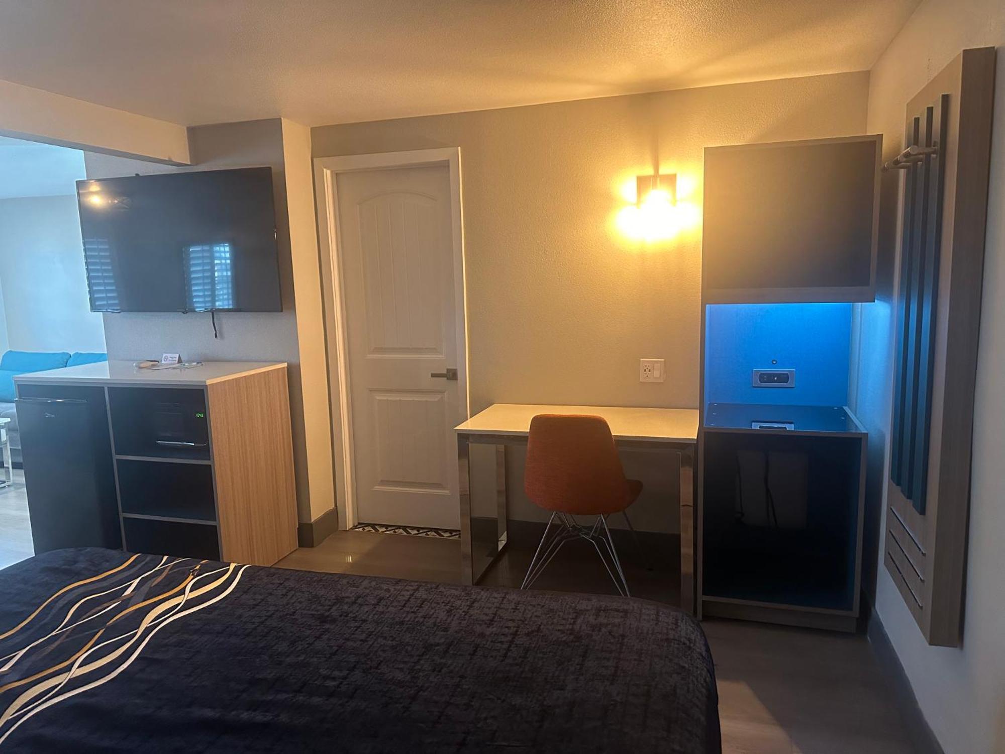 Super 8 By Wyndham Oceanside Downtown Hotel Екстериор снимка