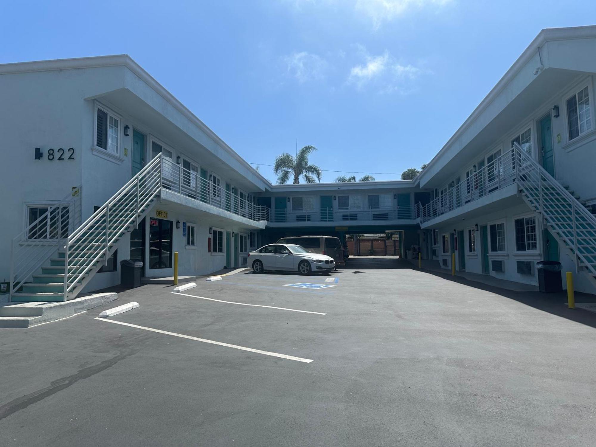Super 8 By Wyndham Oceanside Downtown Hotel Екстериор снимка