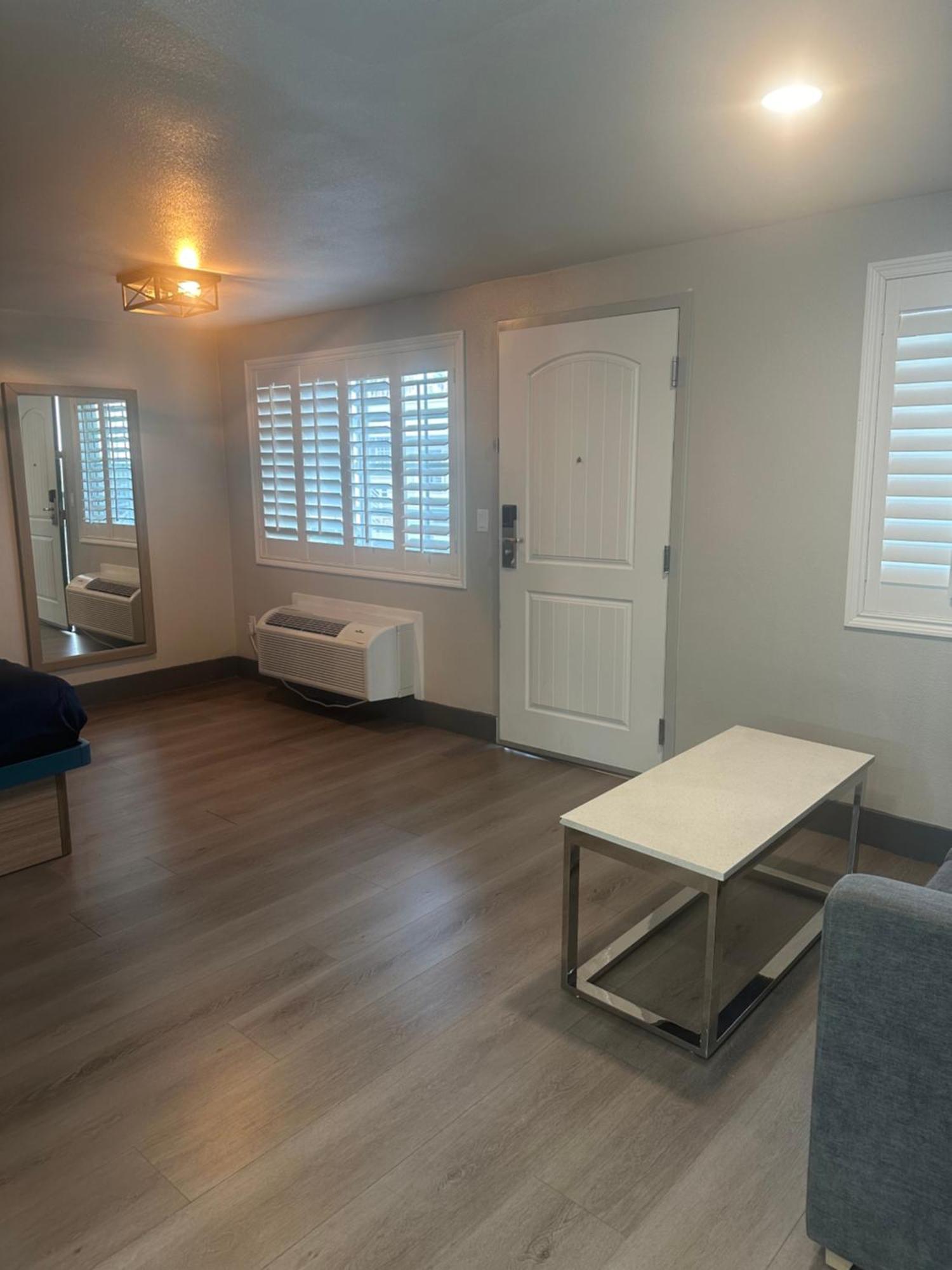 Super 8 By Wyndham Oceanside Downtown Hotel Екстериор снимка