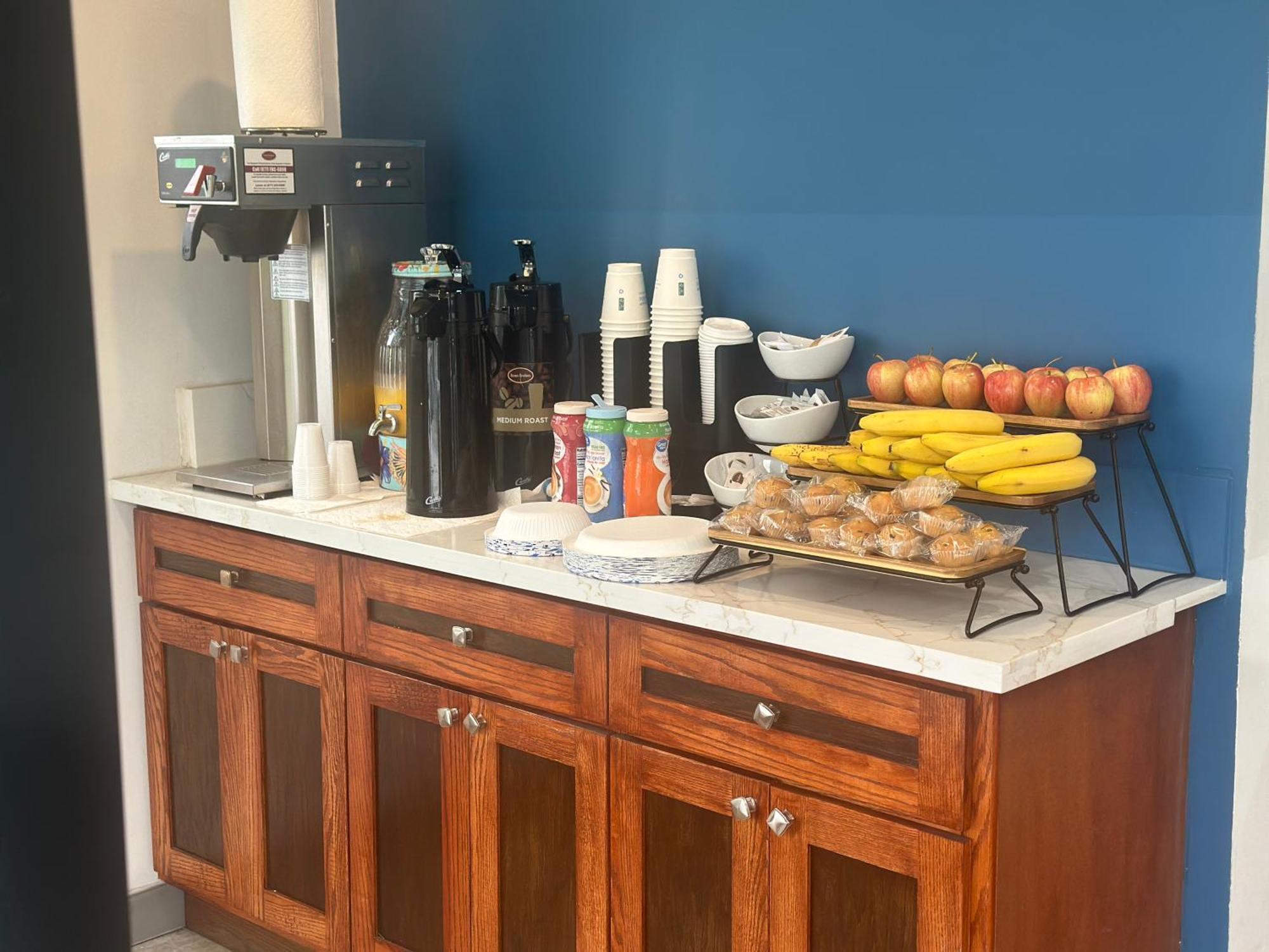 Super 8 By Wyndham Oceanside Downtown Hotel Екстериор снимка