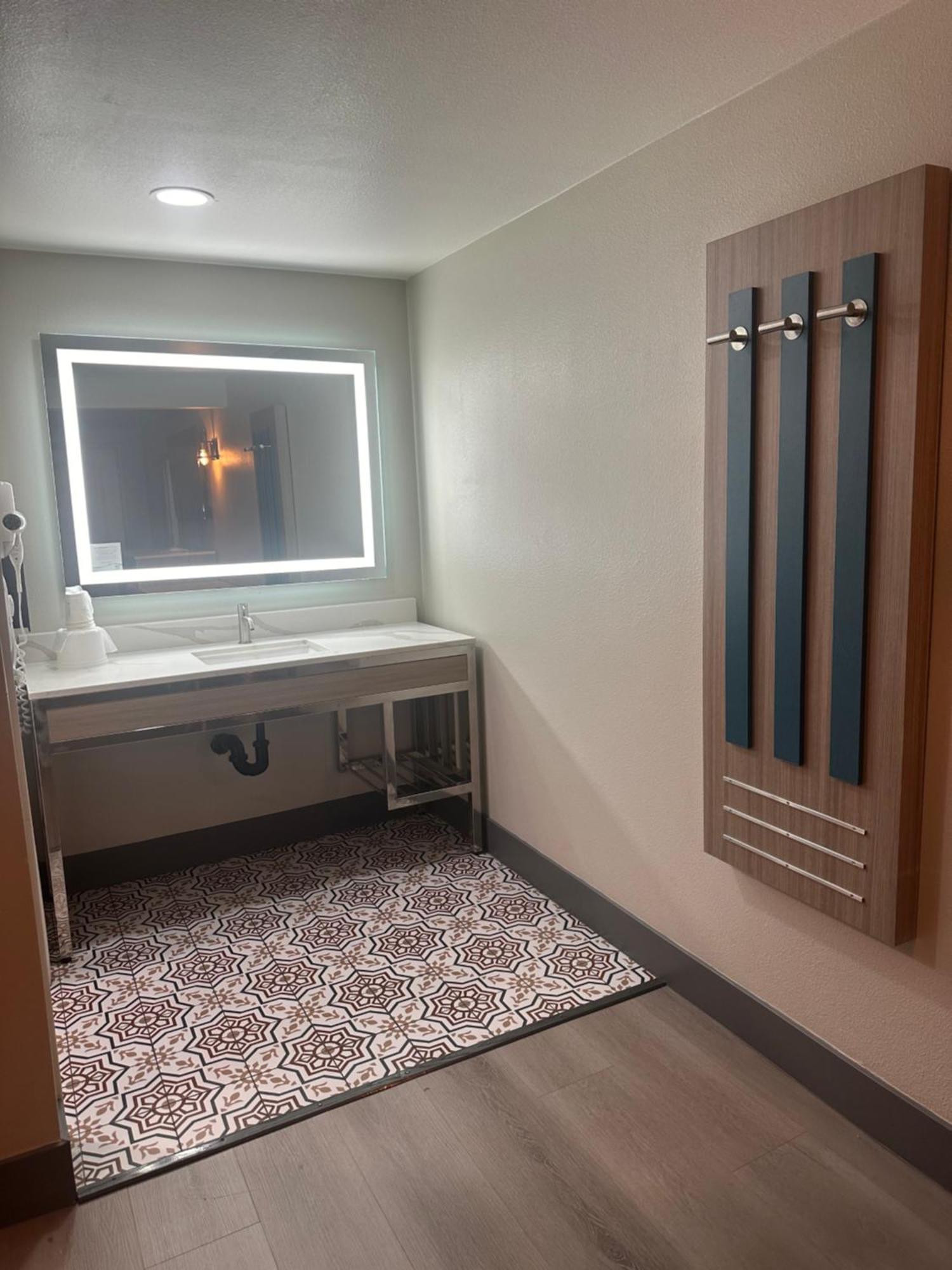 Super 8 By Wyndham Oceanside Downtown Hotel Екстериор снимка