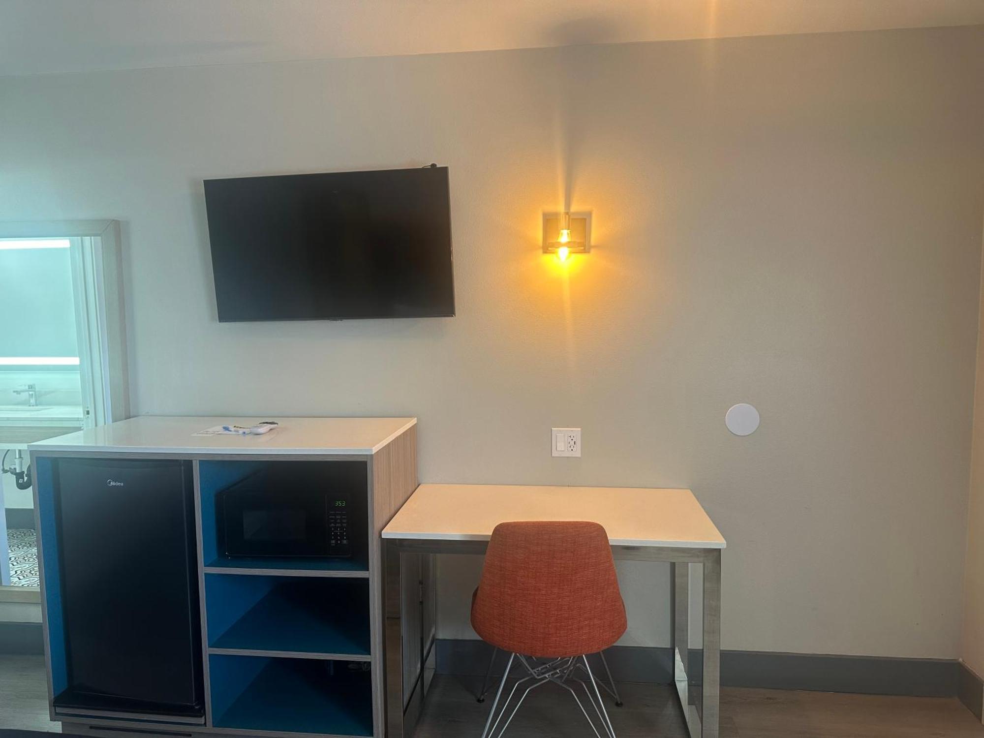 Super 8 By Wyndham Oceanside Downtown Hotel Екстериор снимка