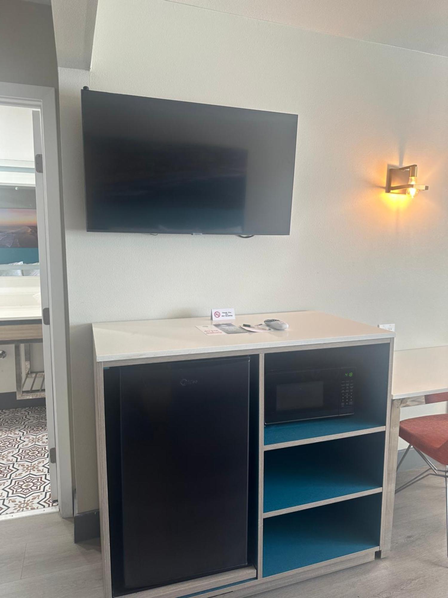 Super 8 By Wyndham Oceanside Downtown Hotel Екстериор снимка