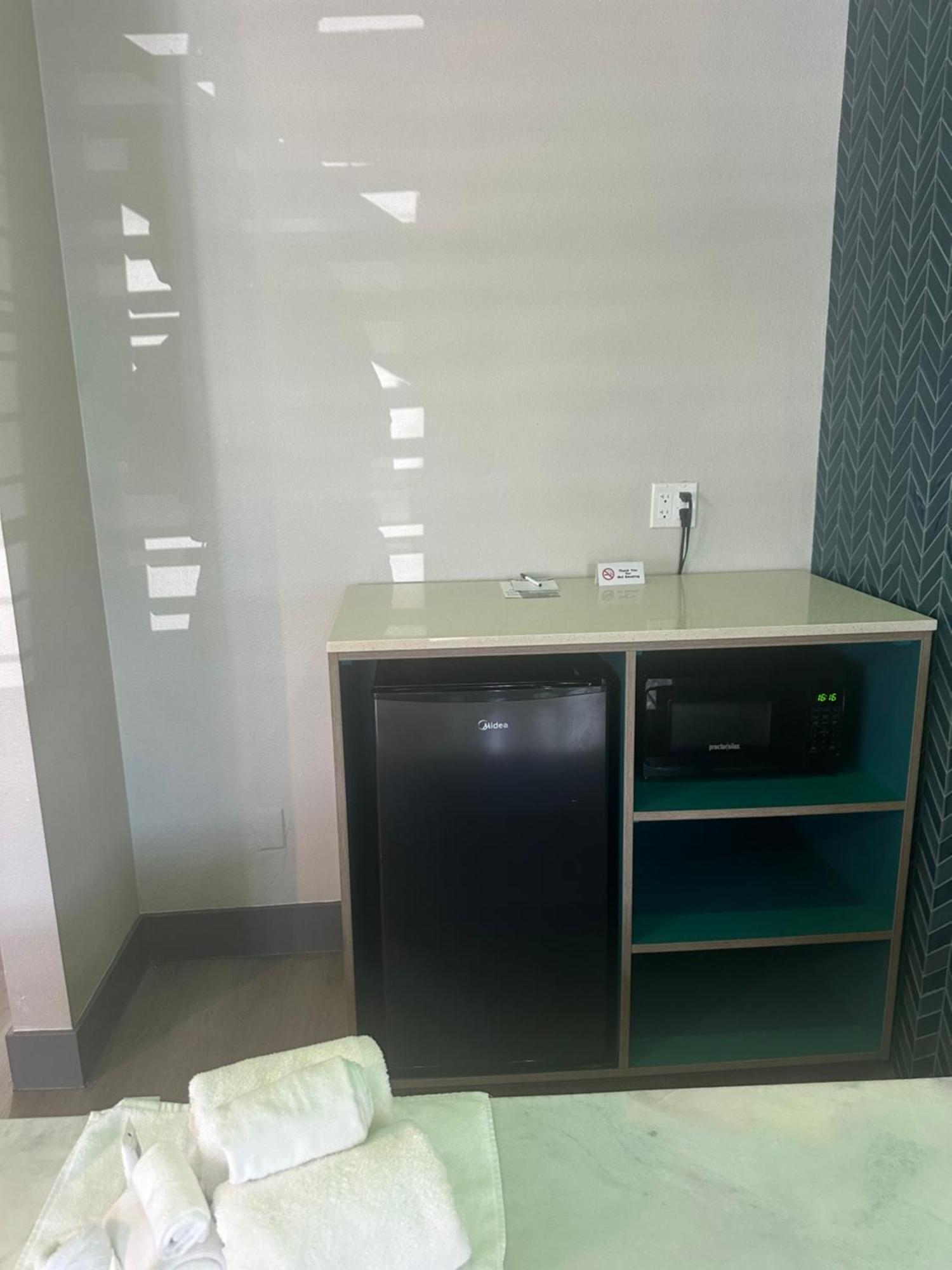 Super 8 By Wyndham Oceanside Downtown Hotel Екстериор снимка