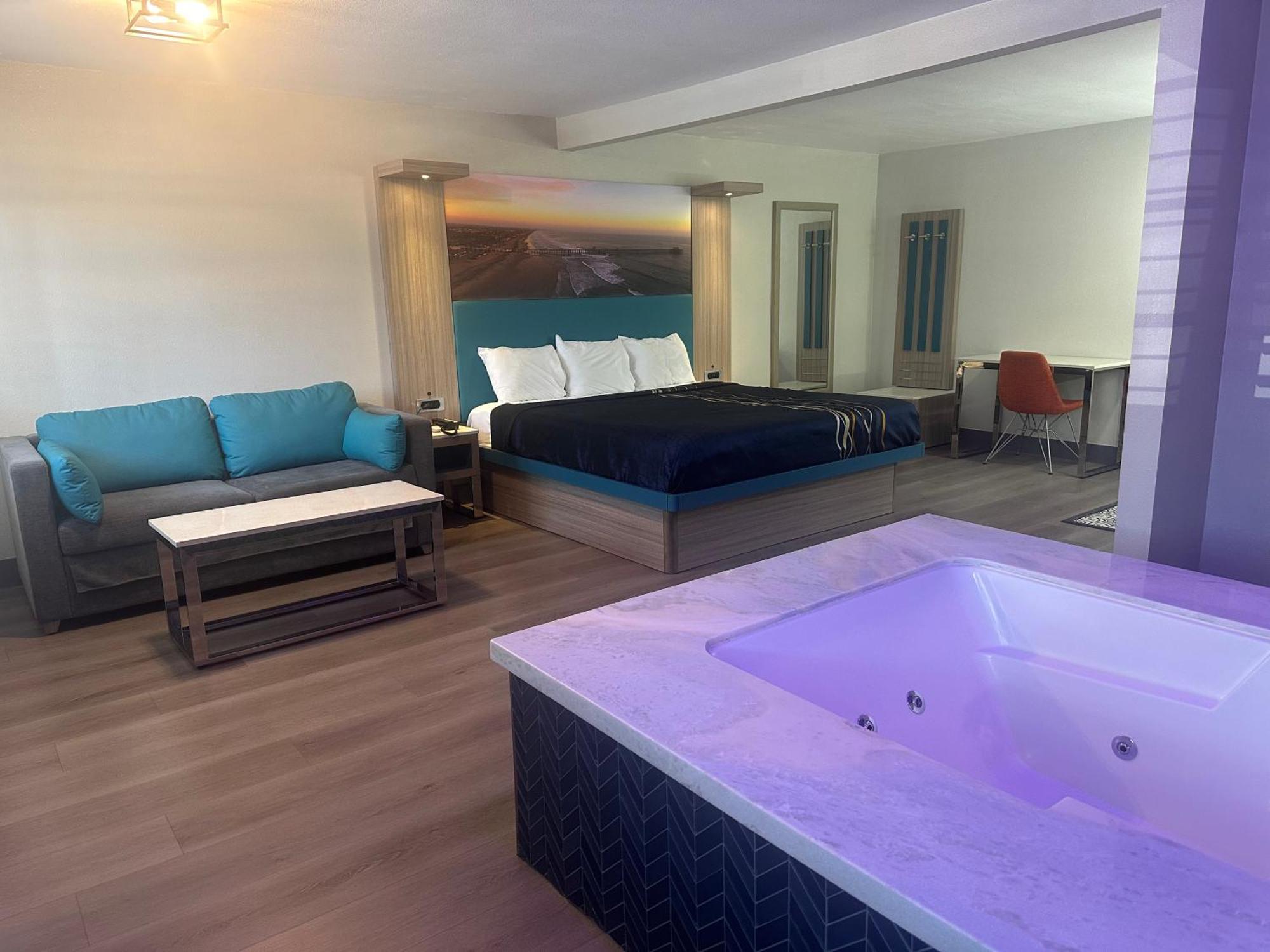 Super 8 By Wyndham Oceanside Downtown Hotel Екстериор снимка