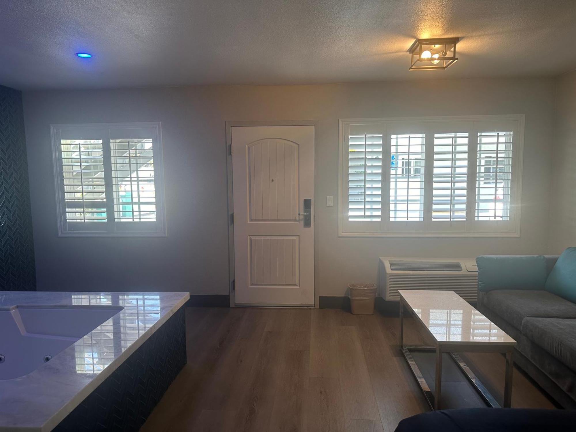 Super 8 By Wyndham Oceanside Downtown Hotel Екстериор снимка