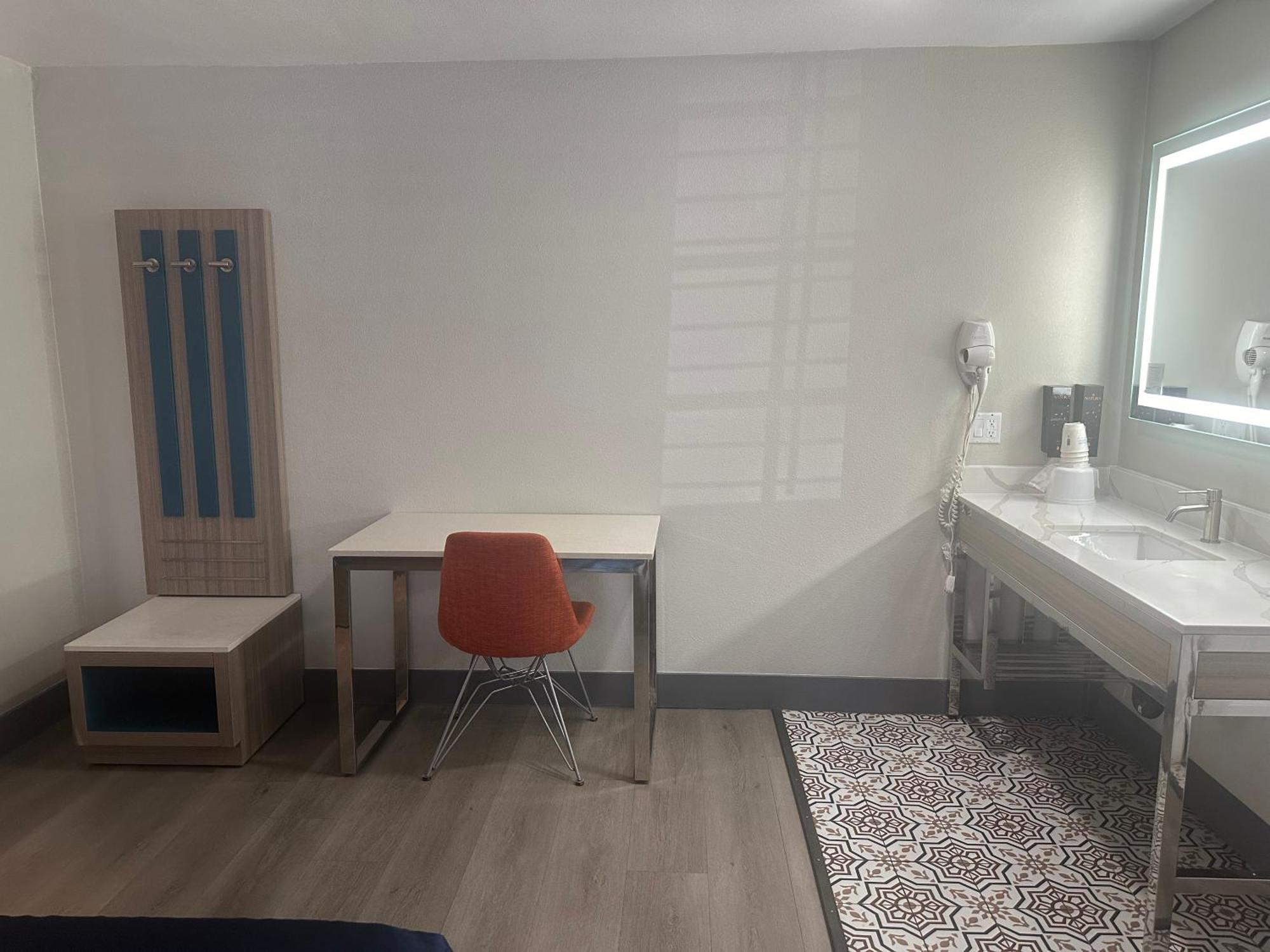 Super 8 By Wyndham Oceanside Downtown Hotel Екстериор снимка
