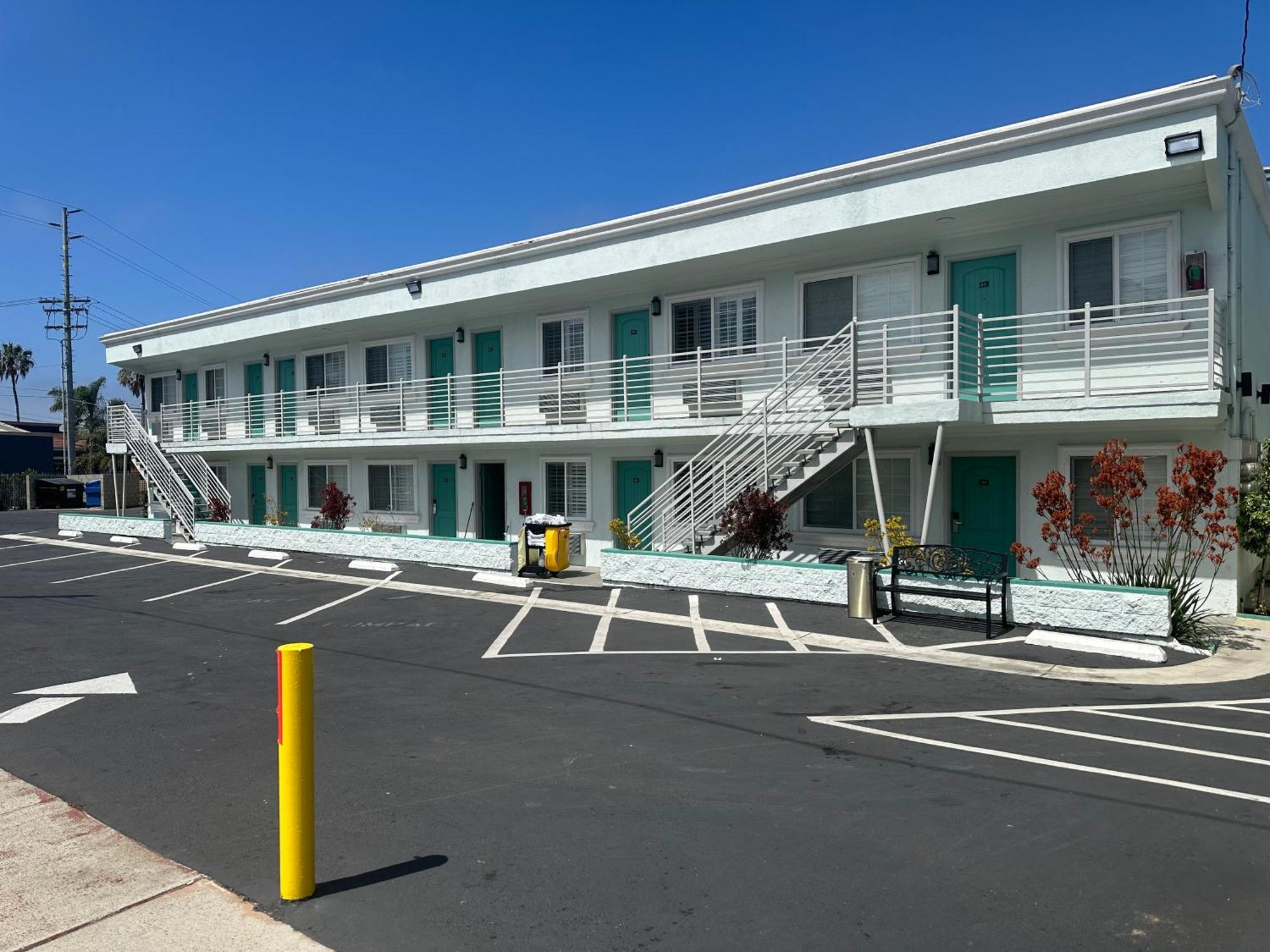 Super 8 By Wyndham Oceanside Downtown Hotel Екстериор снимка