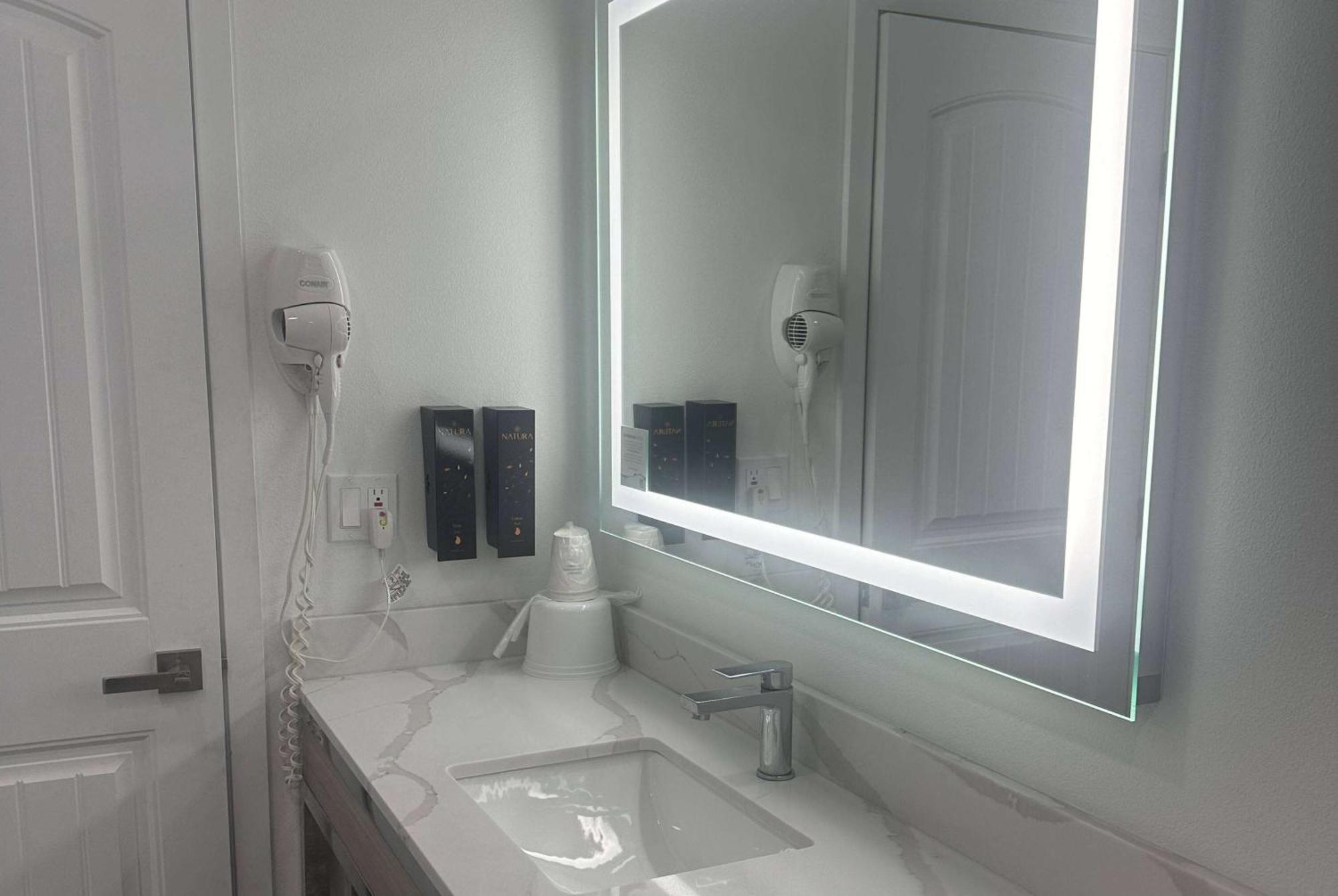 Super 8 By Wyndham Oceanside Downtown Hotel Екстериор снимка