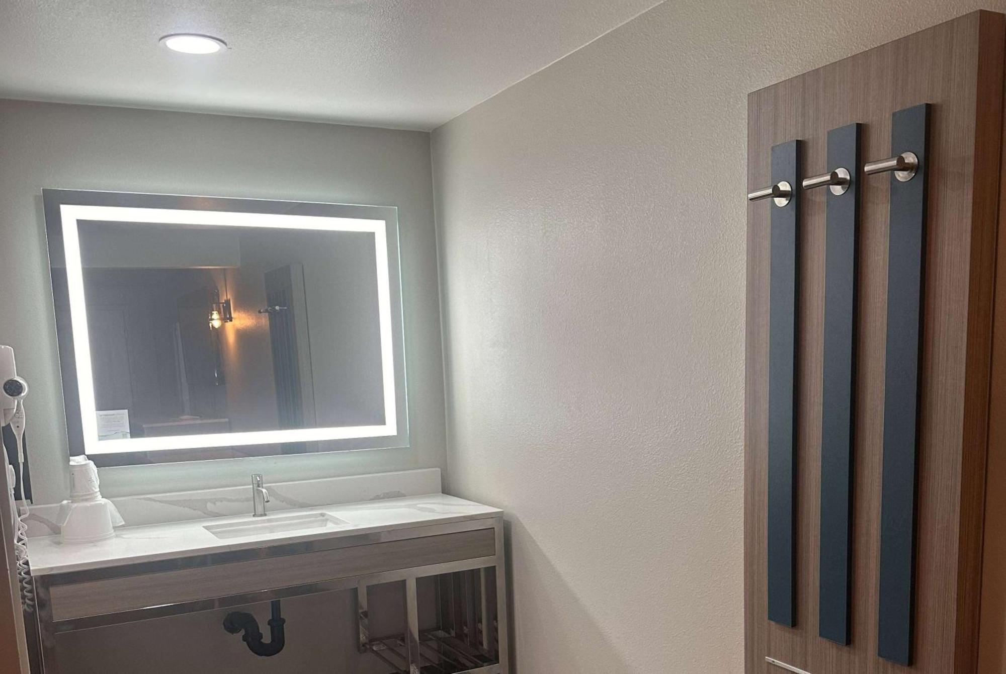 Super 8 By Wyndham Oceanside Downtown Hotel Екстериор снимка