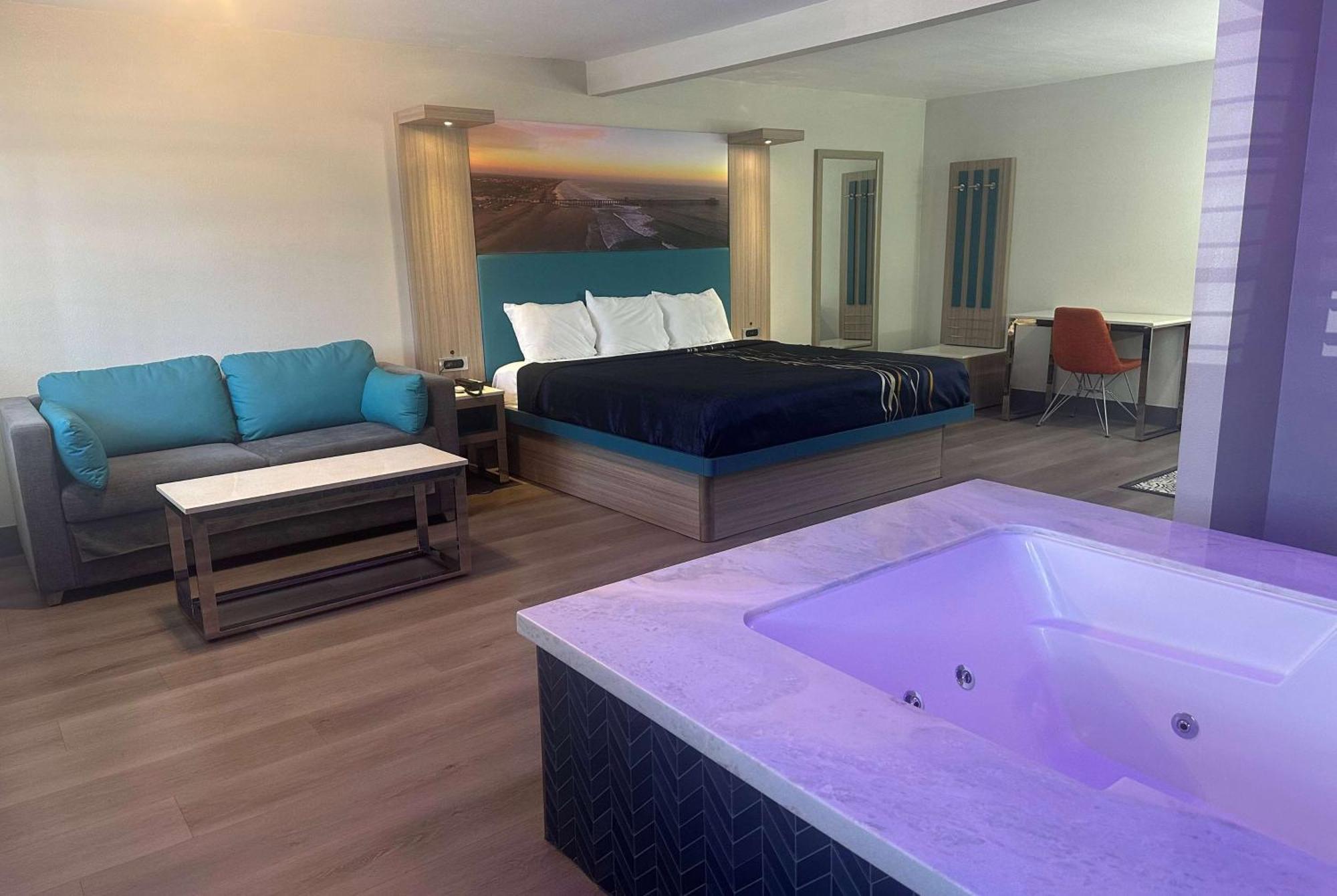 Super 8 By Wyndham Oceanside Downtown Hotel Екстериор снимка