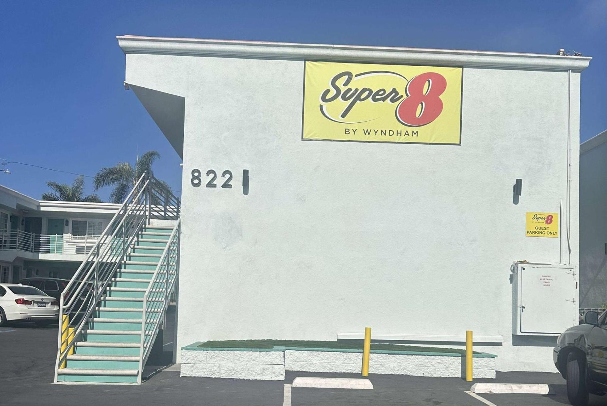 Super 8 By Wyndham Oceanside Downtown Hotel Екстериор снимка