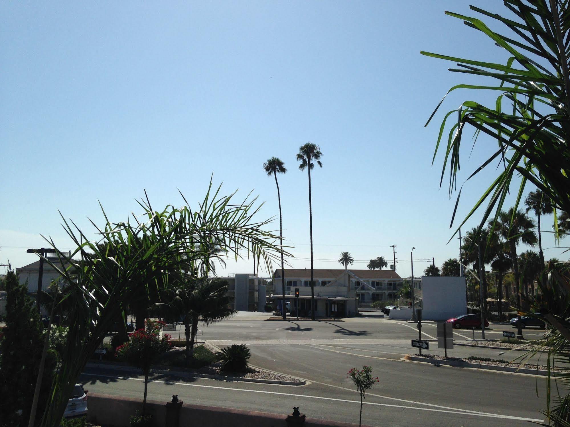 Super 8 By Wyndham Oceanside Downtown Hotel Екстериор снимка
