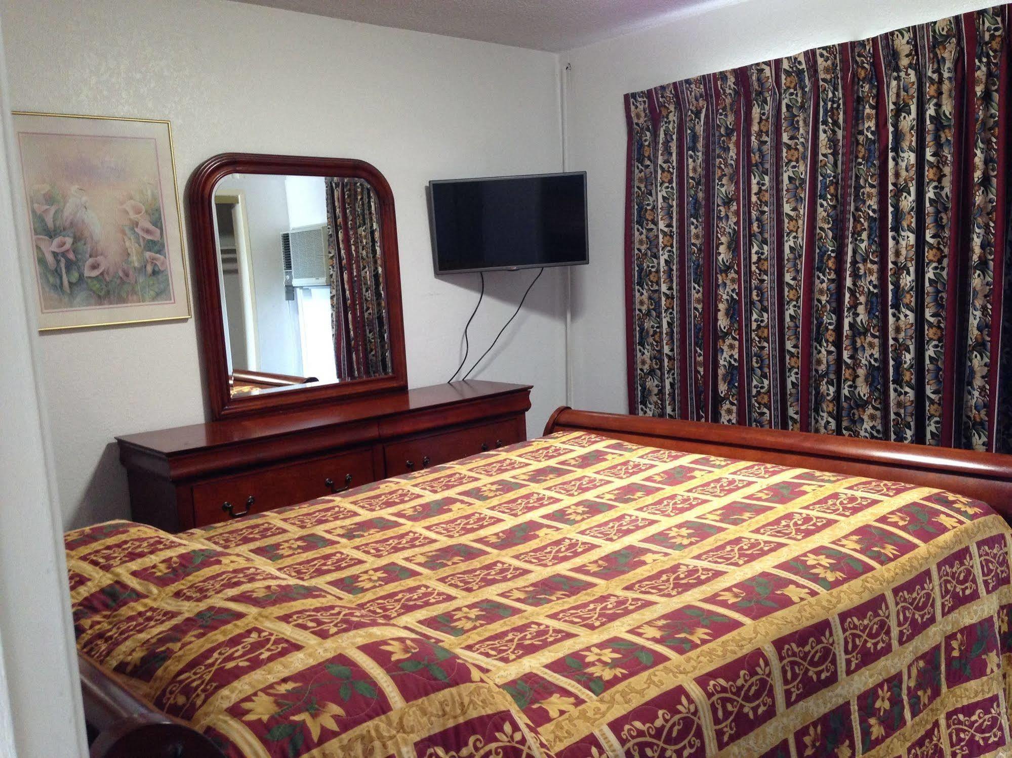 Super 8 By Wyndham Oceanside Downtown Hotel Екстериор снимка