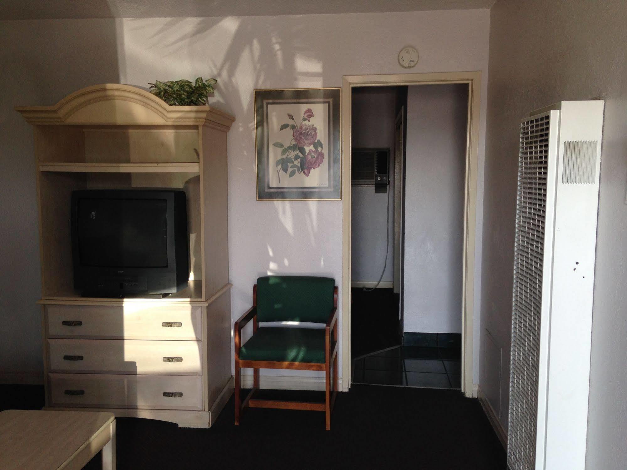 Super 8 By Wyndham Oceanside Downtown Hotel Екстериор снимка